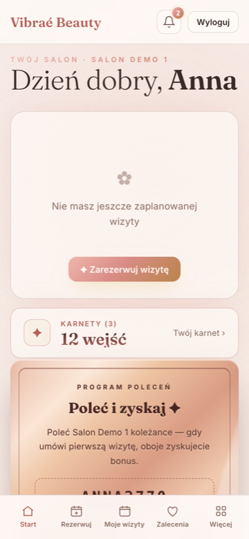 Aplikacja klientki Vibraé Beauty na telefonie — ekran startowy z karnetem i programem poleceń, w identyfikacji salonu