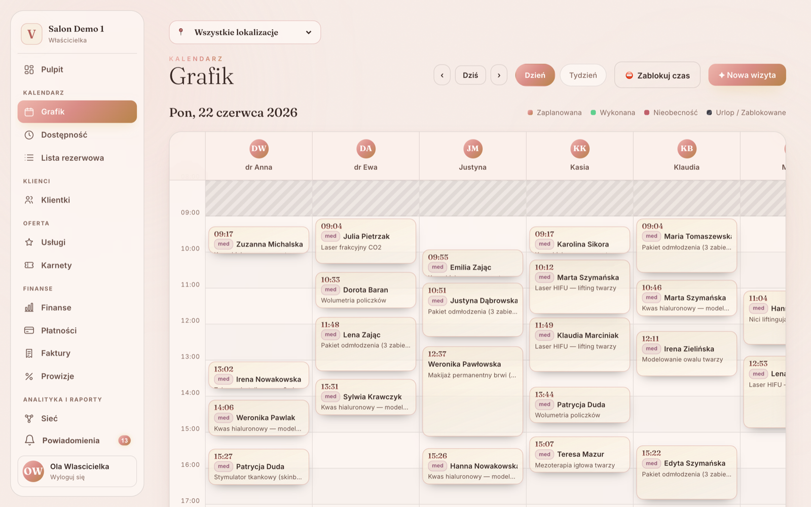 Grafik dnia w Vibraé Beauty — pełny kalendarz wielu specjalistek z kolorowymi statusami wizyt i zadatków